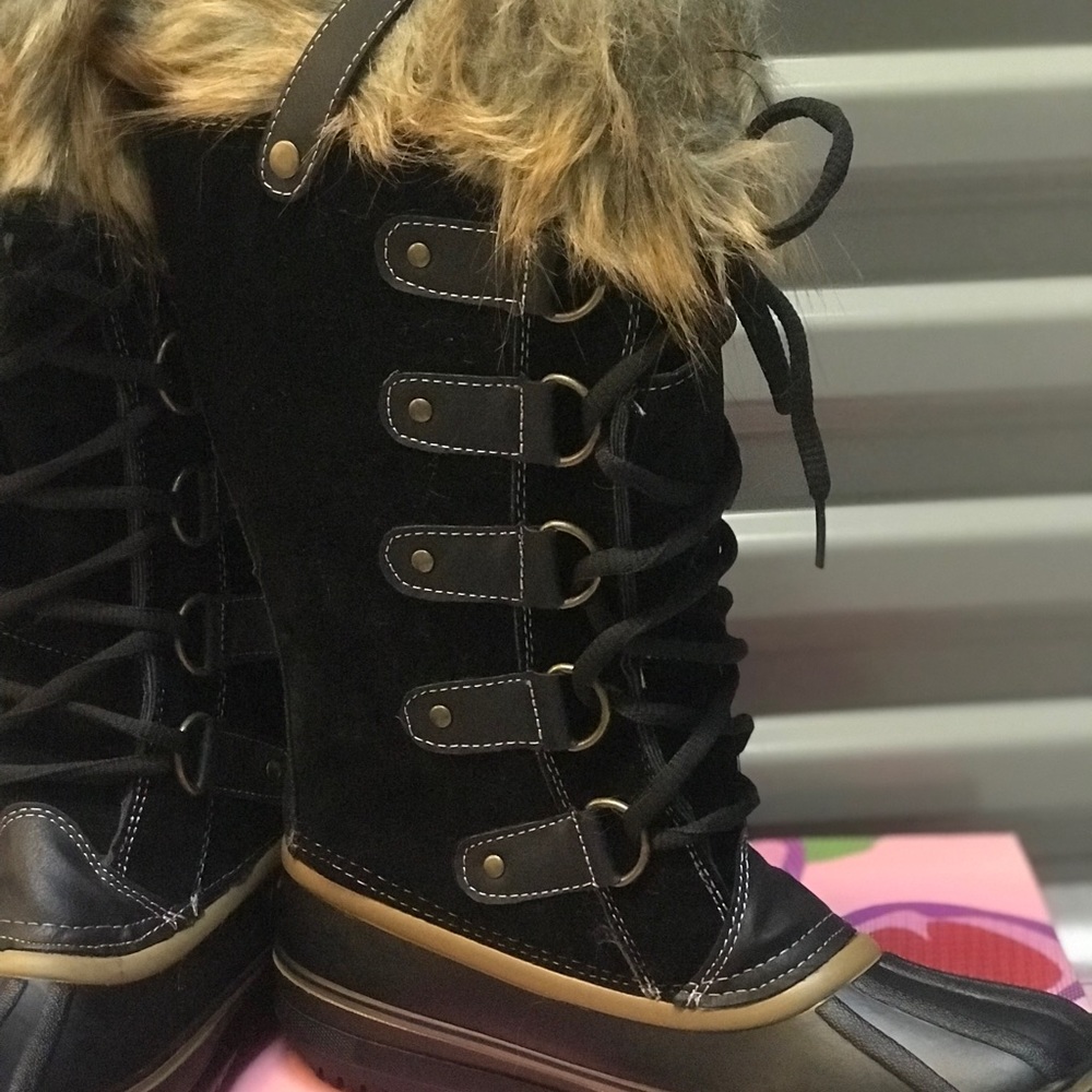 Women’s cold weather faux fur duck style boot. - Picture 6 of 6